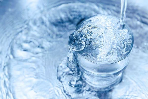 Quanto de água devemos consumir - como com água limpa