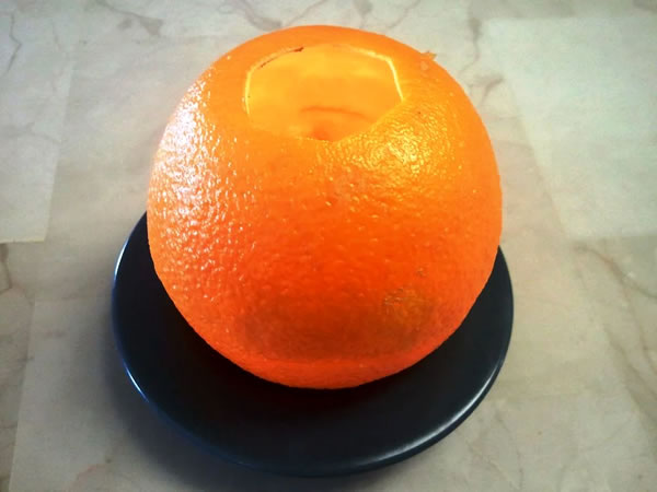 Vela ou candeeiro feita de casca de laranja
