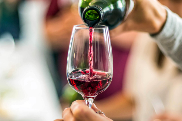benefícios do vinho - servindo um cálice