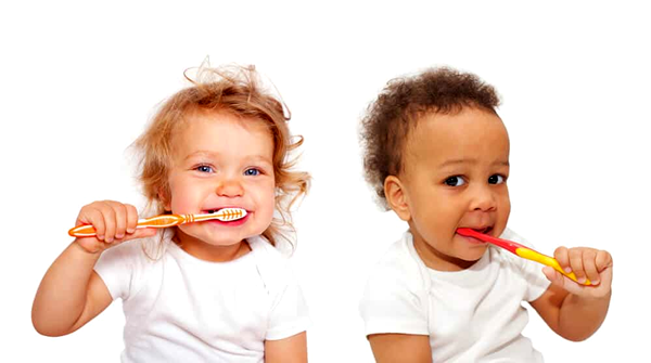 crianças escovando os dentes