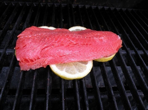 peixe grelhado com limão