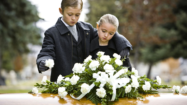 flores brancas em um funeral