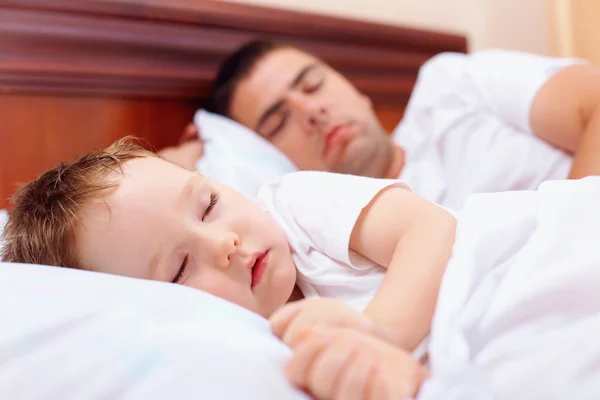 pai dormindo com o filho
