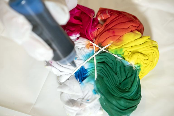 Como fazer tie dye - pingando corante