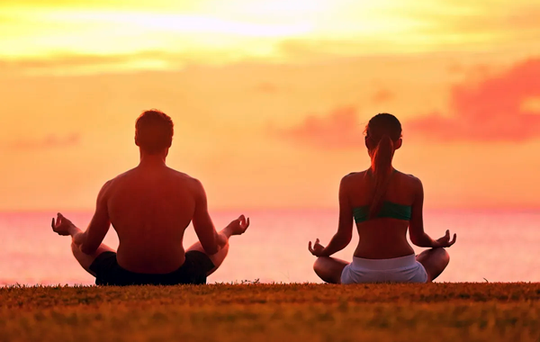 Como desenvolver a espiritualidade - casal meditando