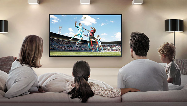 Como escolher uma televisão - família assistindo