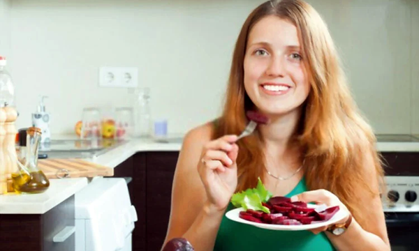 Beterraba - benefícios para a saúde - mulher comendo