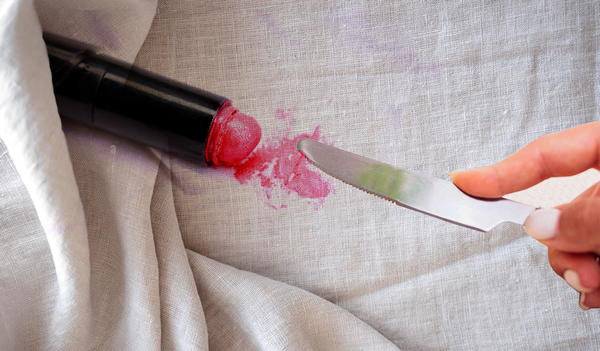 Como remover mancha de batom em tecido - raspando
