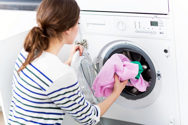 Por que lavar roupas novas antes de usar - lavando roupa
