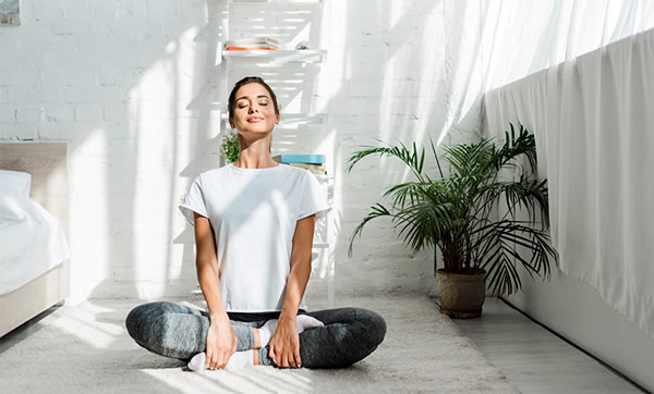 mindfulness - mulher meditando